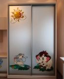Шкаф-купе в детскую комнату с витражом